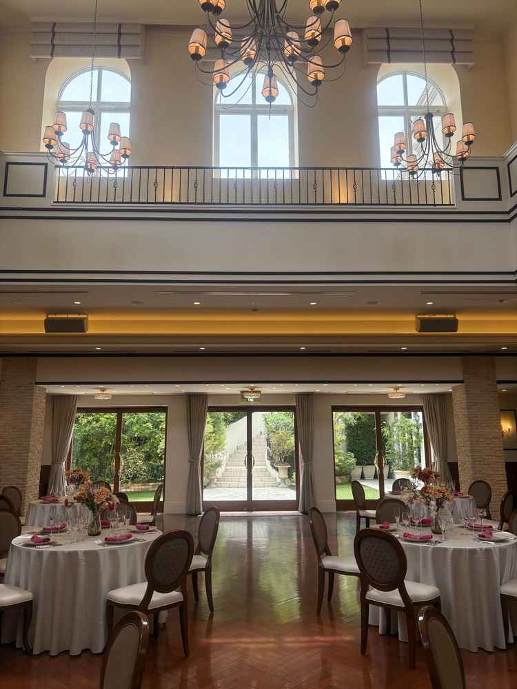 披露宴会場は天井の高さがあり開放的で圧迫感がなかったです。