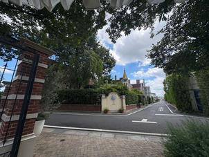 結婚式場の外観。最初は街中にあり不安でしたが、あまり気にならず世界観を維持できておりました。