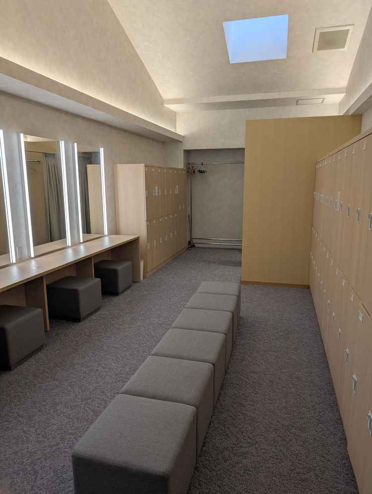 広々とした女性用更衣室