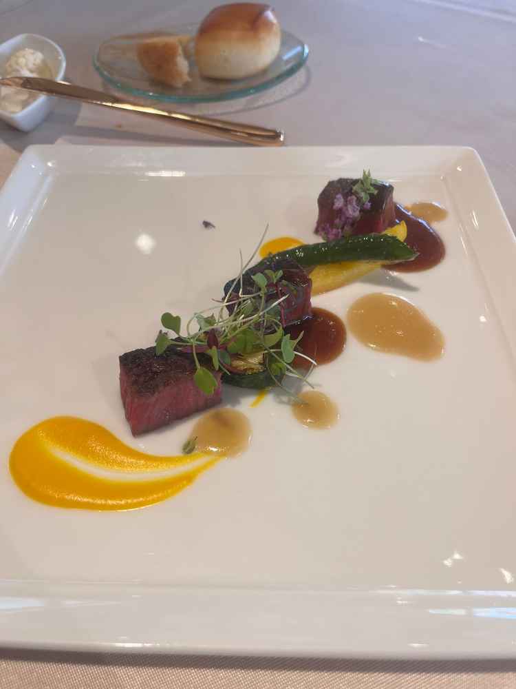 パンは美味しくて感動した。料理はほんとにこだわっていて今まで食べた中でもダントツで美味しかったです。