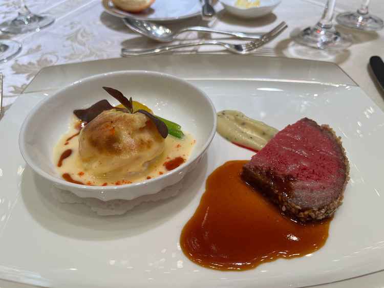 エビと鯛のグラタンとお肉料理。ソースのこだわりを感じる。非常に美味しい。焼き加減など柔軟な対応可。