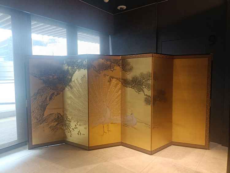 金屏風が立派でホテルでありながら和装でも合うきらびやかな装飾が魅力的であった。