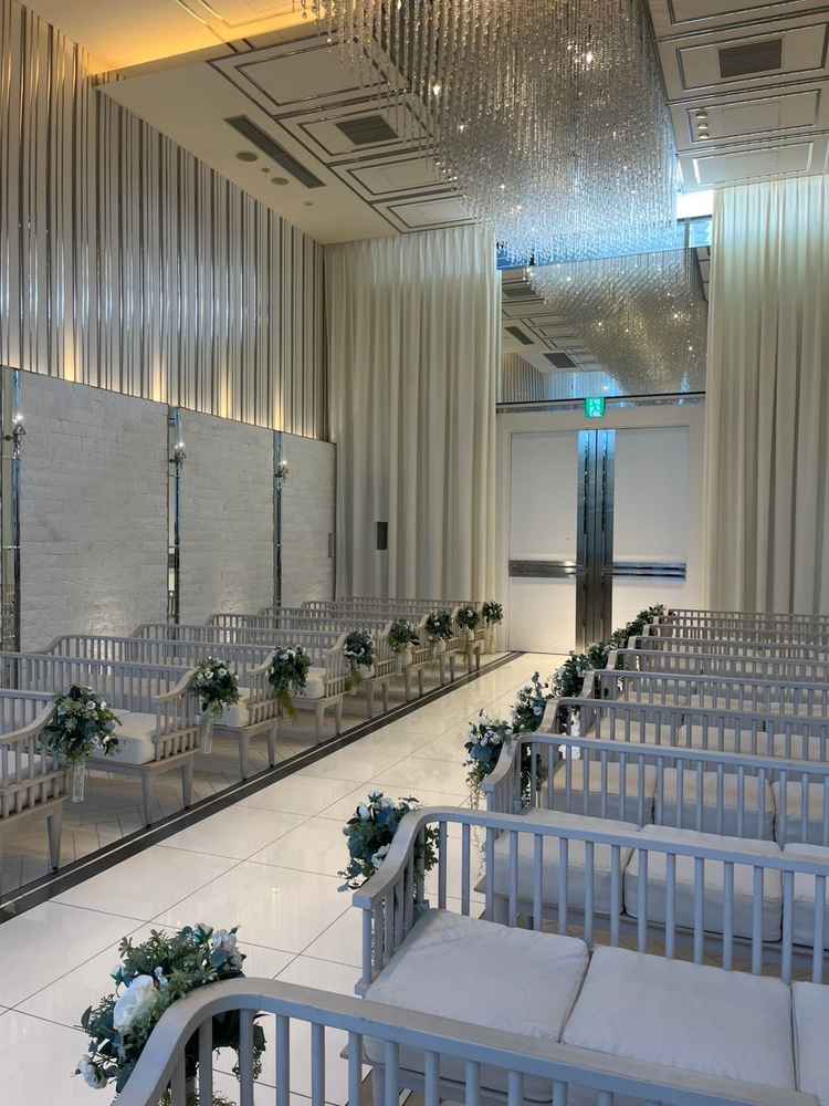 3階にある挙式会場。室内ながら奥には緑もあり、全体的に明るい印象。