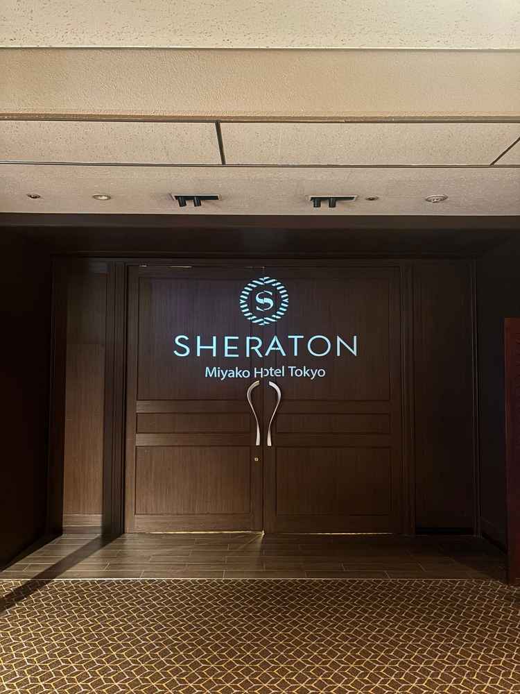 庭園前の披露宴会場の前の扉に、シェラトンの文字がライトで表示されていてとても素敵でした。