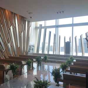 程よい緑と天井が高く空からの光を存分に取り入れたチャペルでした。