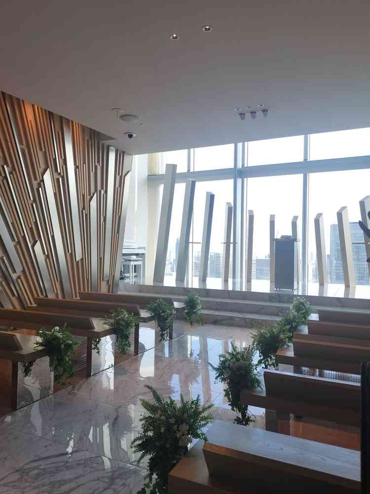 程よい緑と天井が高く空からの光を存分に取り入れたチャペルでした。