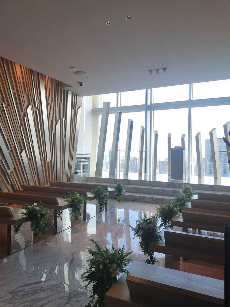 程よい緑と天井が高く空からの光を存分に取り入れたチャペルでした。