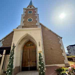 屋上にある独立チャペルの外観。フラワーシャワーや、記念撮影もできるのが良い。