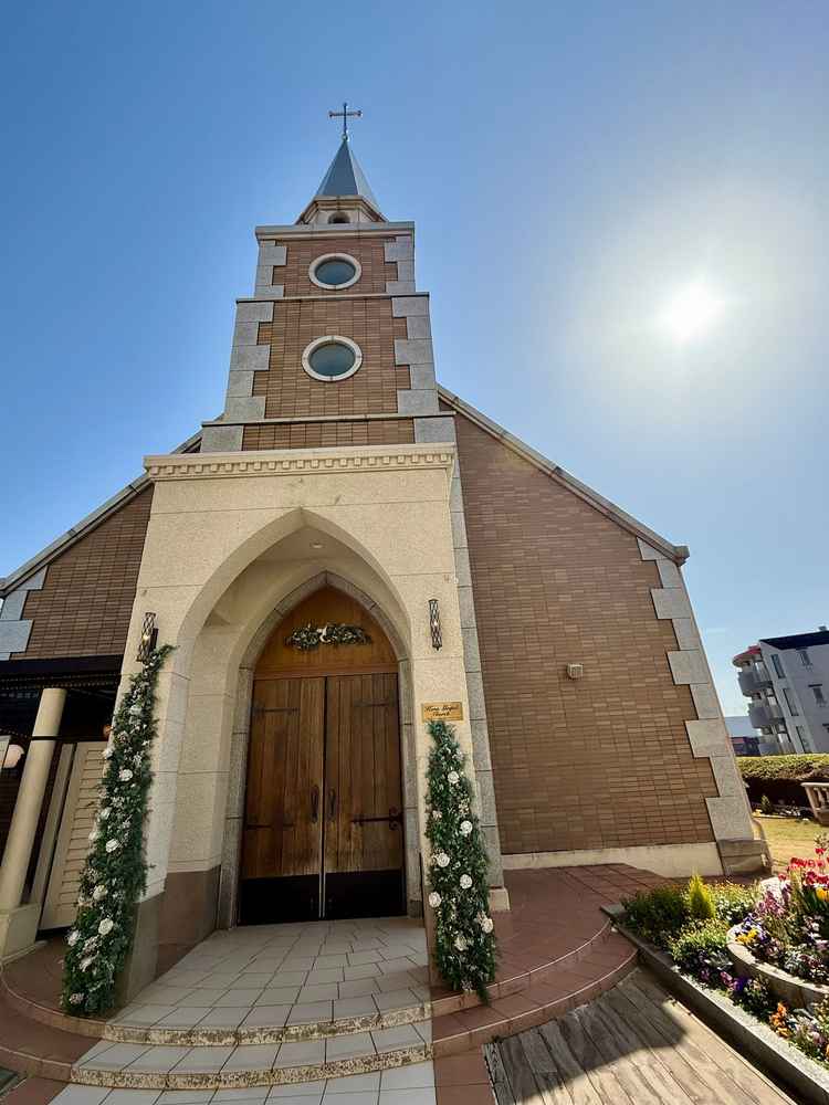 屋上にある独立チャペルの外観。フラワーシャワーや、記念撮影もできるのが良い。