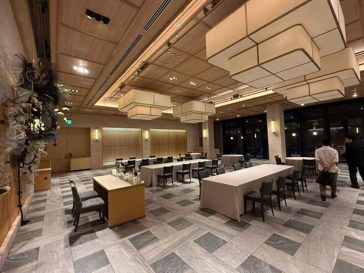 とても広い会場で、フワフワのドレスでも動き回れそう！