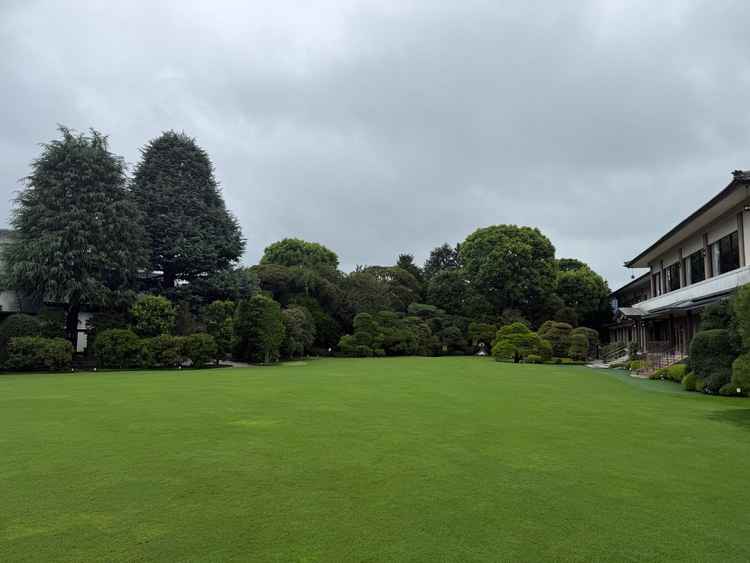 お庭がとても気に入りました。挙式から披露宴の間にここでゲストと話せる時間をもてるそうです。