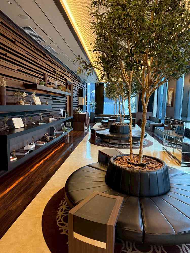 待合スペースはおしゃれなホテルのロビーのようでした。