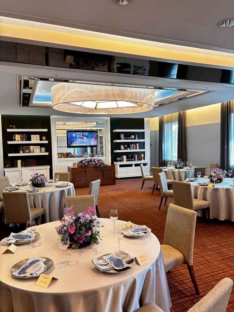 披露宴会場です。コンパクトで私たちの求めていたものに一番近い会場でした。