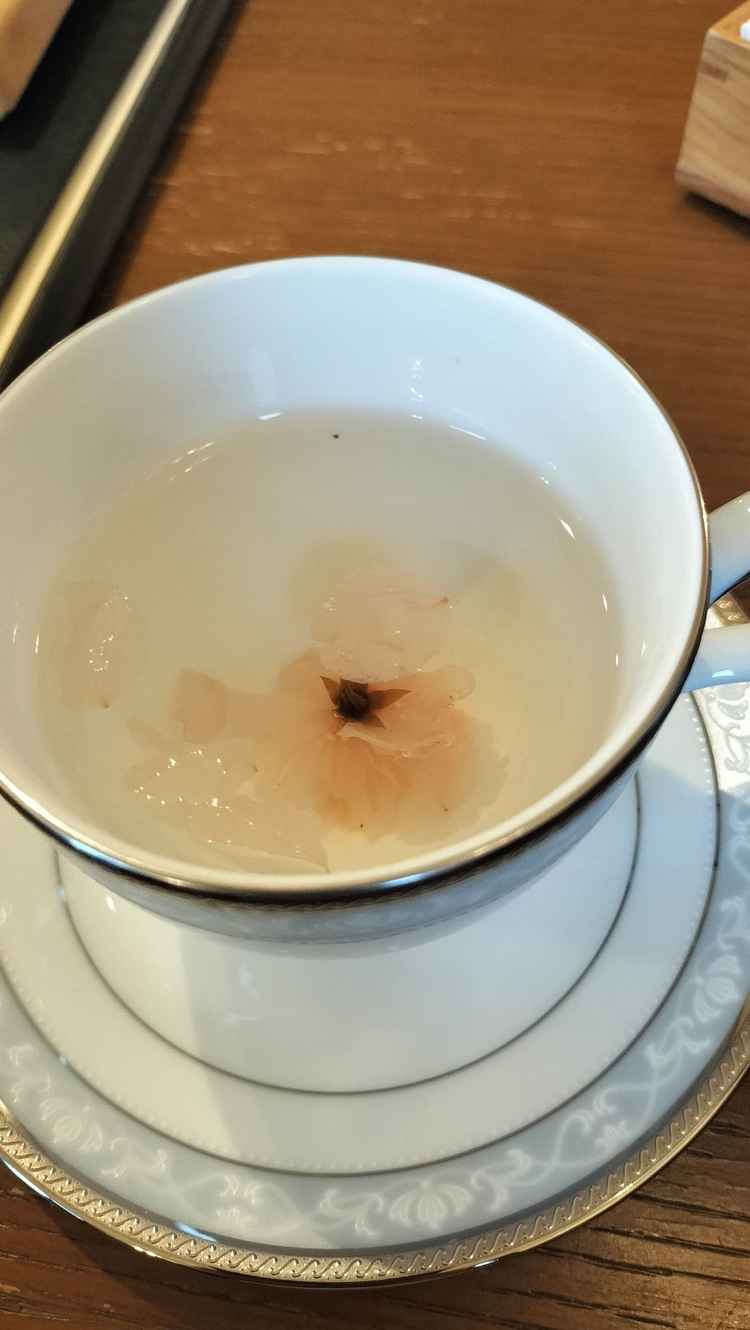 サービスで桜茶をいただきました