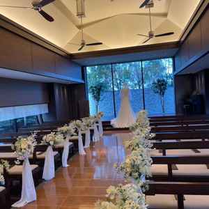 チャペルは、太陽の光が自然にチャペル内に入ってきてやわらかい雰囲気でした。