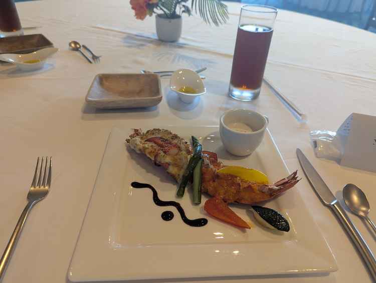 オマール海老の料理。頭部分に近い身はグラタン、体側はトマト系の味付けで飽きさせない味わいだった。