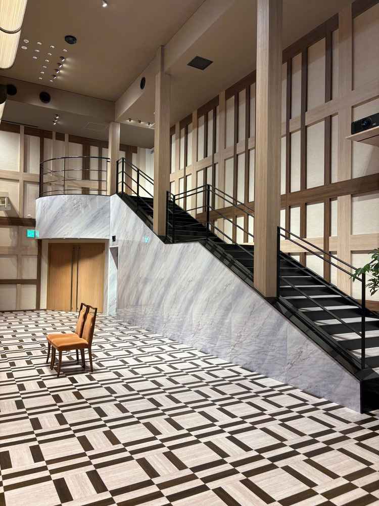 披露宴会場内の階段