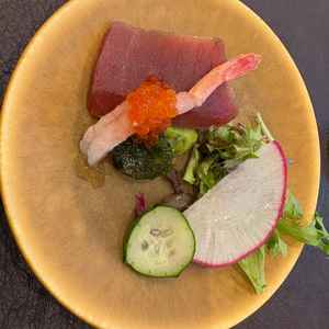 試食会のお料理の一つです。フレンチと和食の融合寿司で、ソースで食べるお刺身がとても美味しかったです。