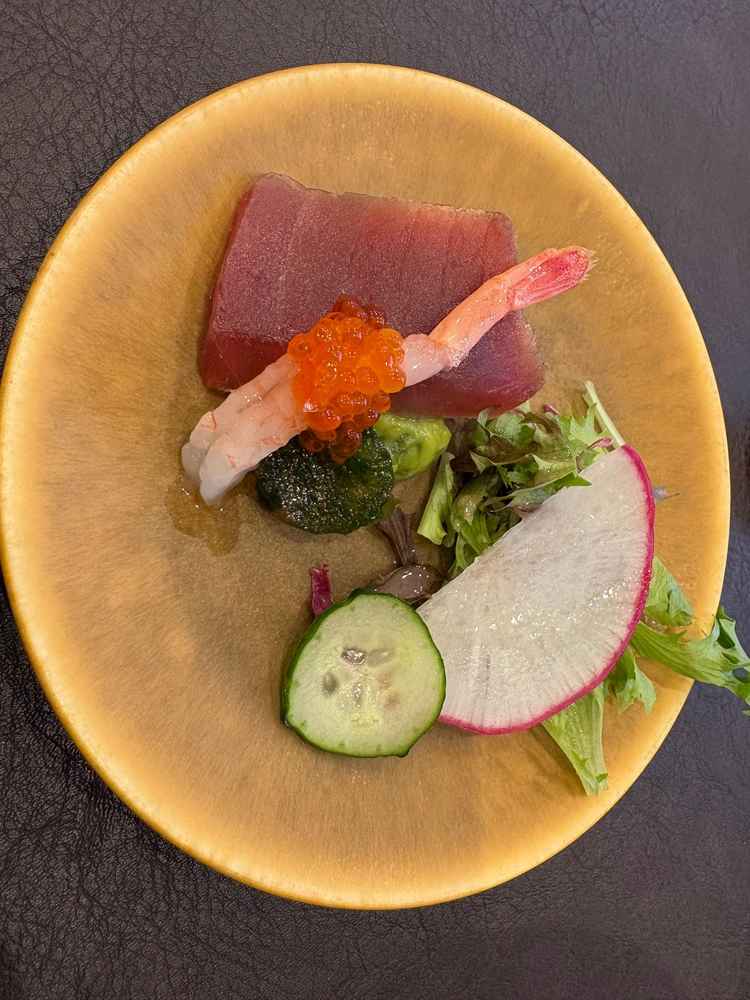 試食会のお料理の一つです。フレンチと和食の融合寿司で、ソースで食べるお刺身がとても美味しかったです。