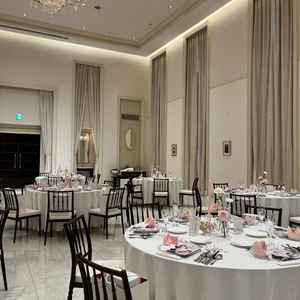 披露宴会場。広さが十分あり余興などが自由に行える印象。天井の高さが高くさらに広く感じる。