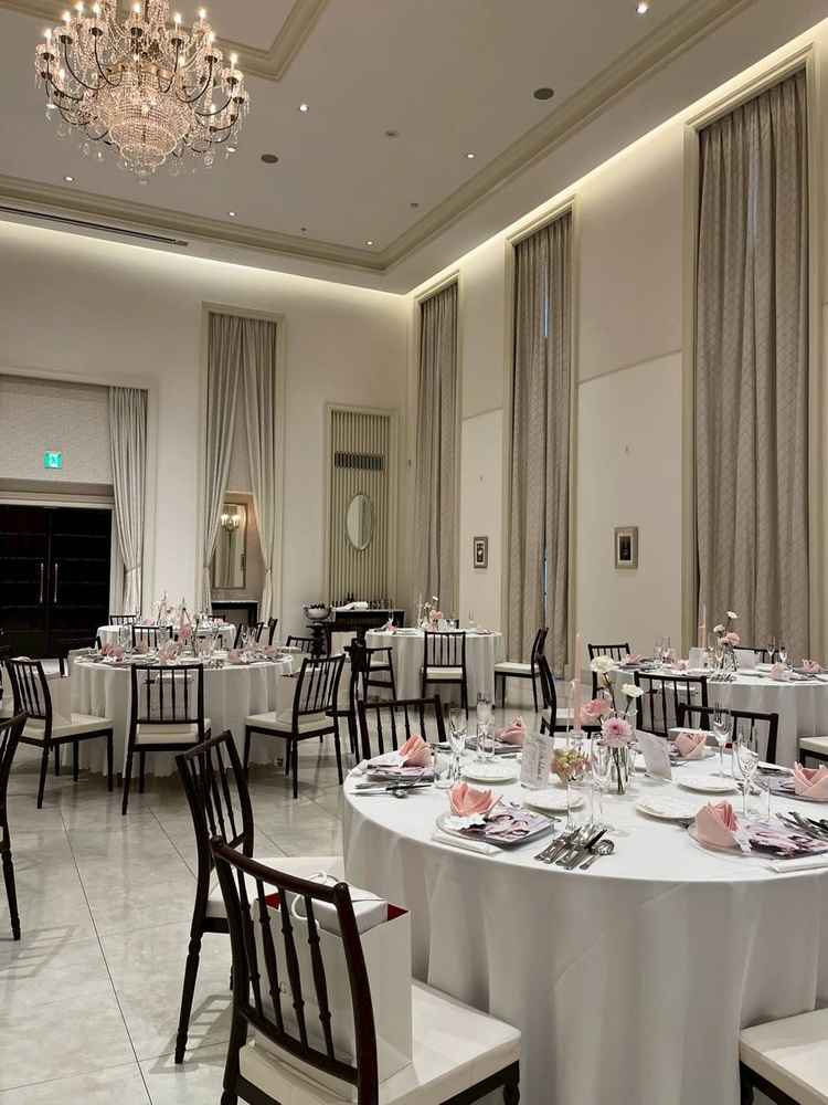 披露宴会場。広さが十分あり余興などが自由に行える印象。天井の高さが高くさらに広く感じる。