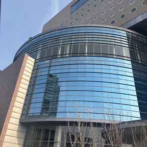 ホテルの外観。駅から続く地上通路を渡るところの景色。