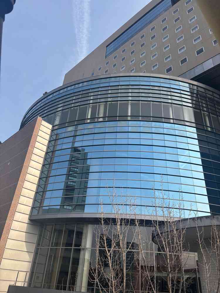 ホテルの外観。駅から続く地上通路を渡るところの景色。