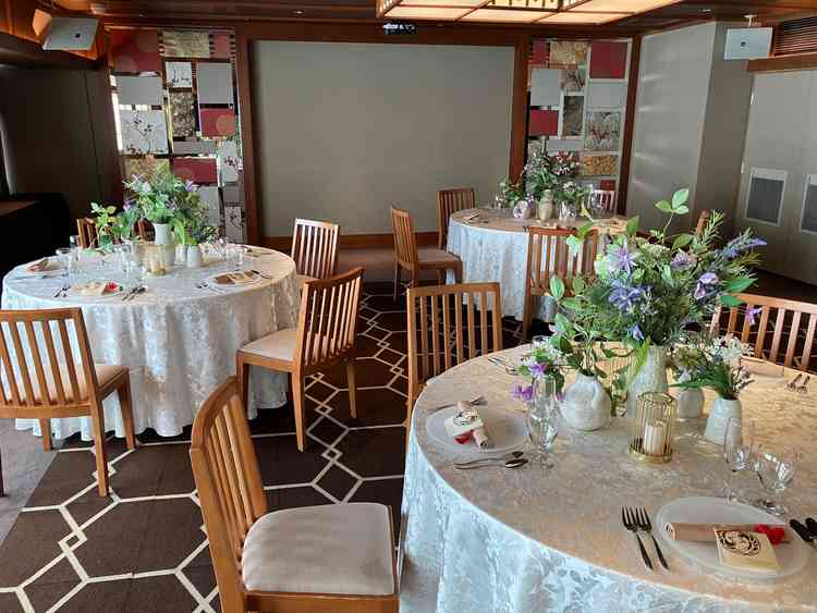 小さな方の披露宴会場。式に集中するため外の景色は見えないものの窓が広く明るい光が差し込む。