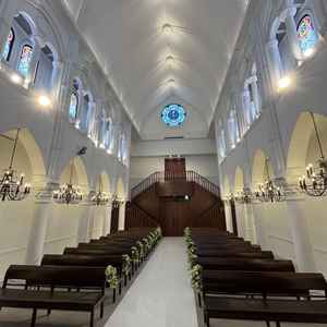 式場を奥から撮影しました。階段の上からの入場も可能だそうで、サプライズ感があると思います。