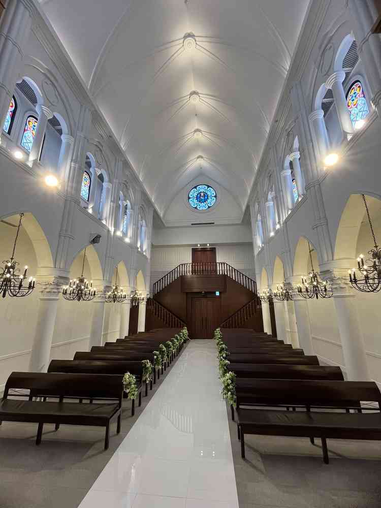 式場を奥から撮影しました。階段の上からの入場も可能だそうで、サプライズ感があると思います。