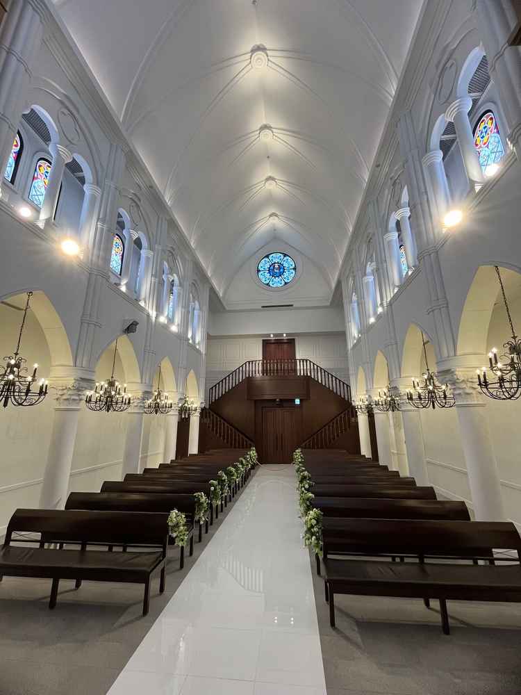 式場を奥から撮影しました。階段の上からの入場も可能だそうで、サプライズ感があると思います。