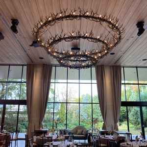 2つのうち1階の披露宴会場です。華やかかつ温かみを感じる茶色ベースの会場で、ガーデンも素敵でした。