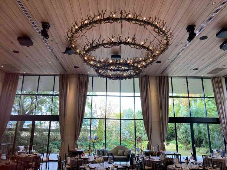 2つのうち1階の披露宴会場です。華やかかつ温かみを感じる茶色ベースの会場で、ガーデンも素敵でした。