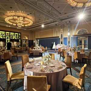 披露宴の会場。天上高10㎡で開放感があった。ゆとりをもった会場配置ができる。