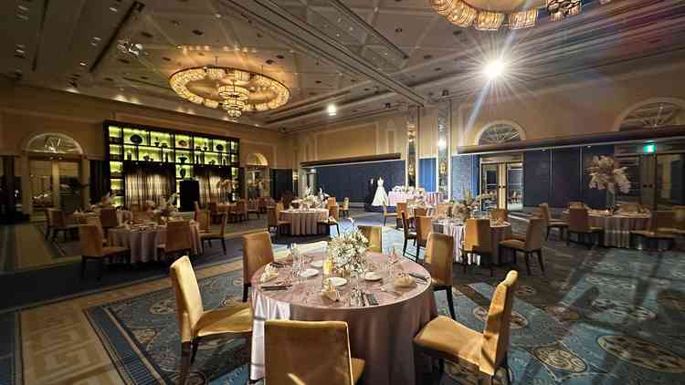 披露宴の会場。天上高10㎡で開放感があった。ゆとりをもった会場配置ができる。