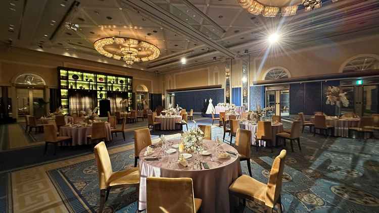 披露宴の会場。天上高10㎡で開放感があった。ゆとりをもった会場配置ができる。