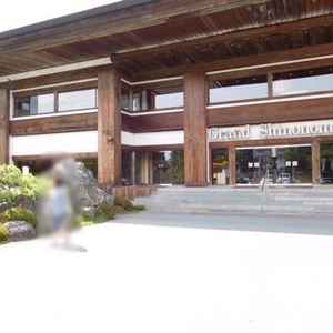 建物の正面は立派で場所も駐車場から近く分かりやすかったです。入り口は広く絨毯があり温かみがあります。