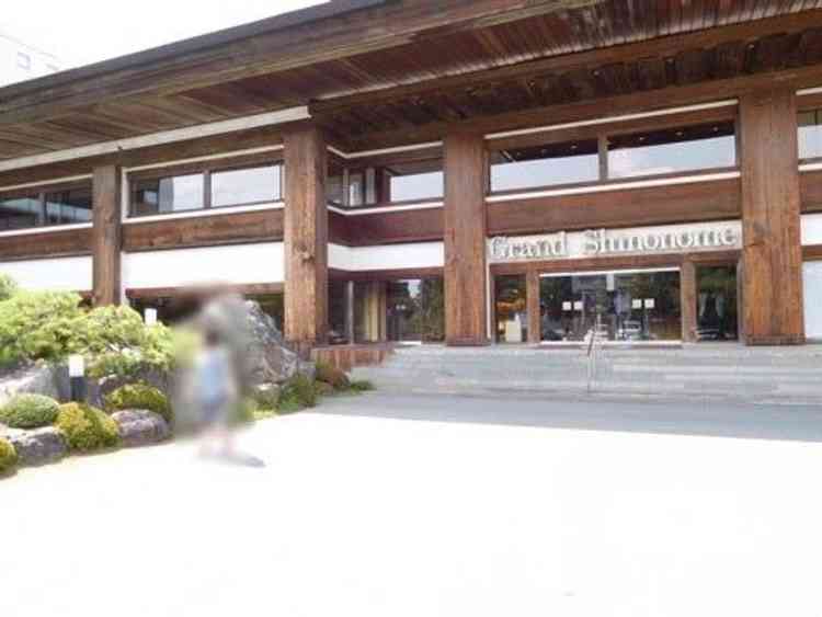 建物の正面は立派で場所も駐車場から近く分かりやすかったです。入り口は広く絨毯があり温かみがあります。