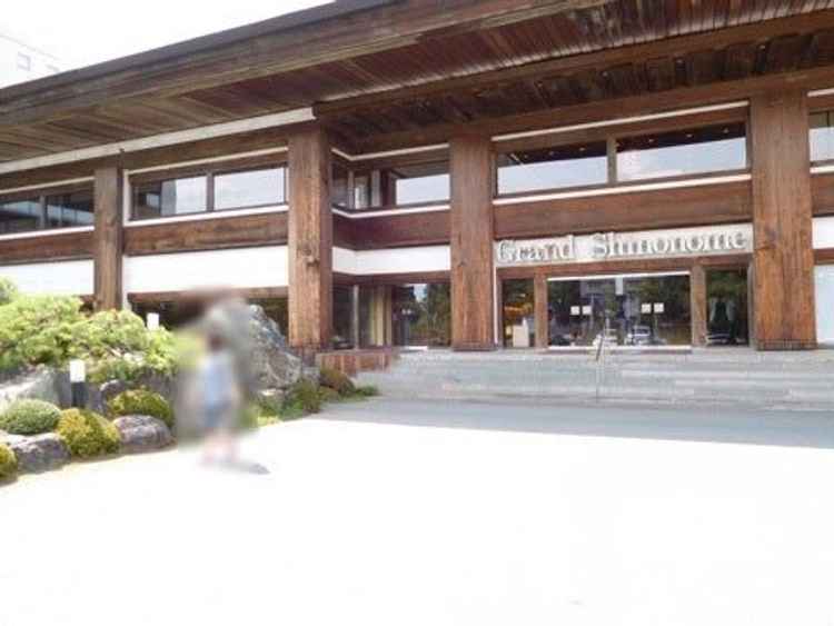 建物の正面は立派で場所も駐車場から近く分かりやすかったです。入り口は広く絨毯があり温かみがあります。