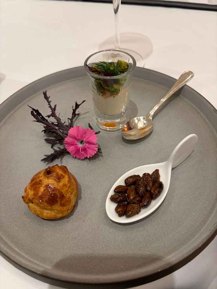 要望があれば、式や披露宴が始まる前にゲストにフィンガーフードなども出していただけるようです。