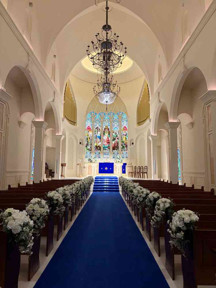 チャペルの写真。青いバージンロードがやはり美しい。上から羽を降らせる演出もできるとのこと。