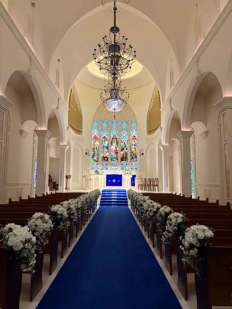 チャペルの写真。青いバージンロードがやはり美しい。上から羽を降らせる演出もできるとのこと。