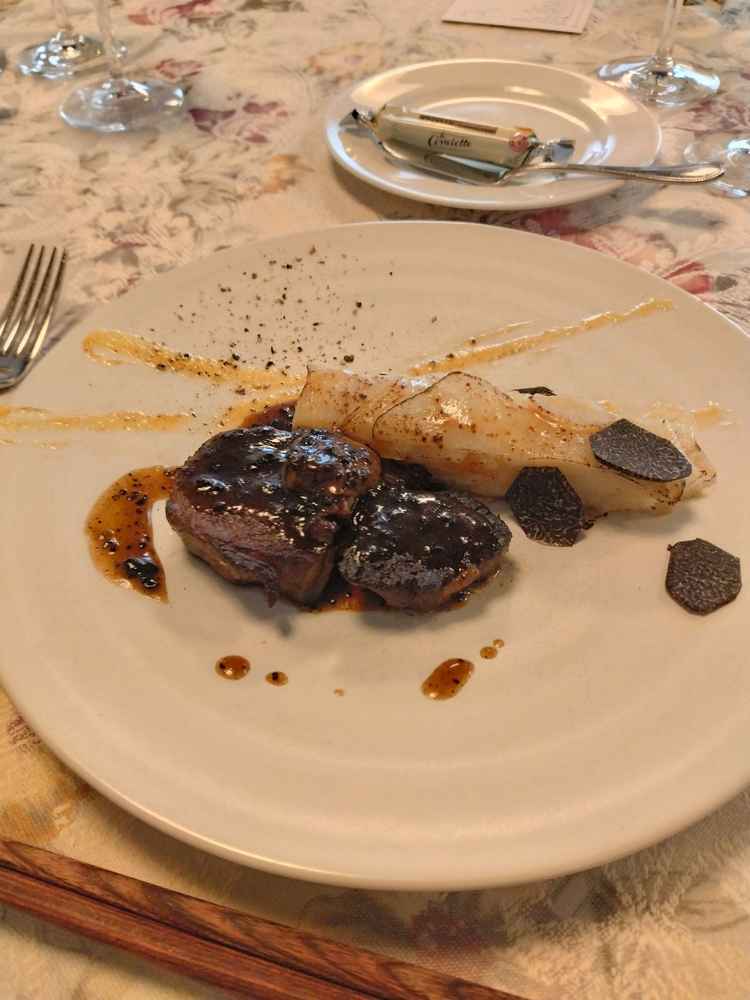 今回試食させて頂いたお料理です。牛肉ステーキとじゃがいものグラタンでした。