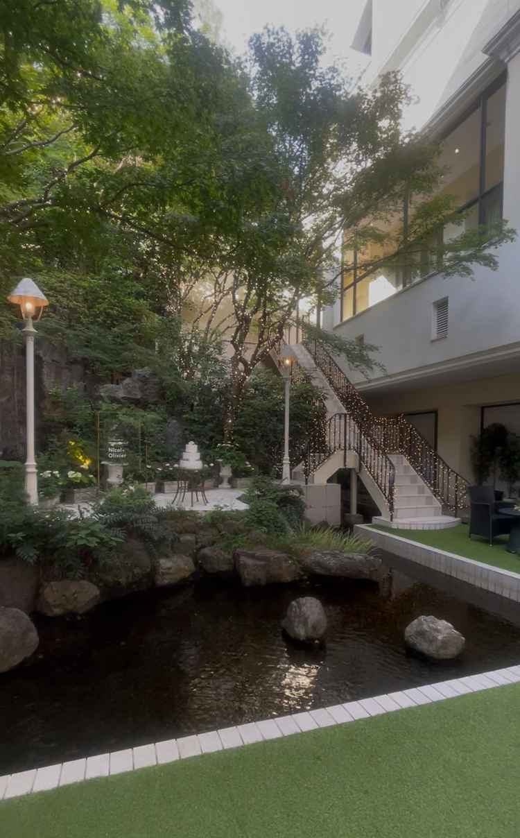 披露宴会場から見ても実際に外に出ても美しいガーデンでした。緑がとても写真映えします。