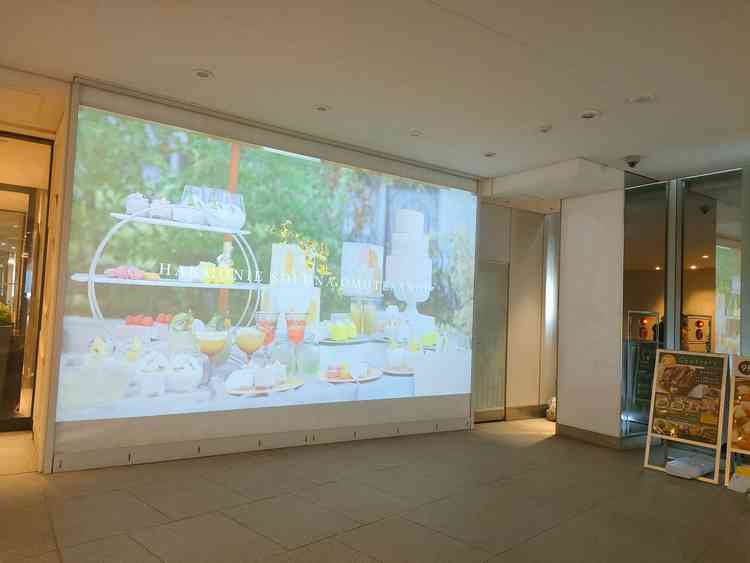 会場入口に大きなモニターがあり式当日に自分たちの写真が流れると聞きました。参列者の写真スポットらしい