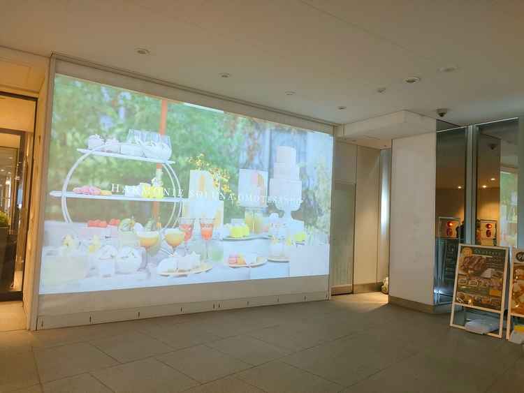 会場入口に大きなモニターがあり式当日に自分たちの写真が流れると聞きました。参列者の写真スポットらしい