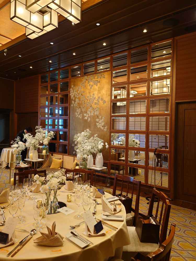 華やかな装花が飾ってあり、素敵な雰囲気の披露宴会場です。