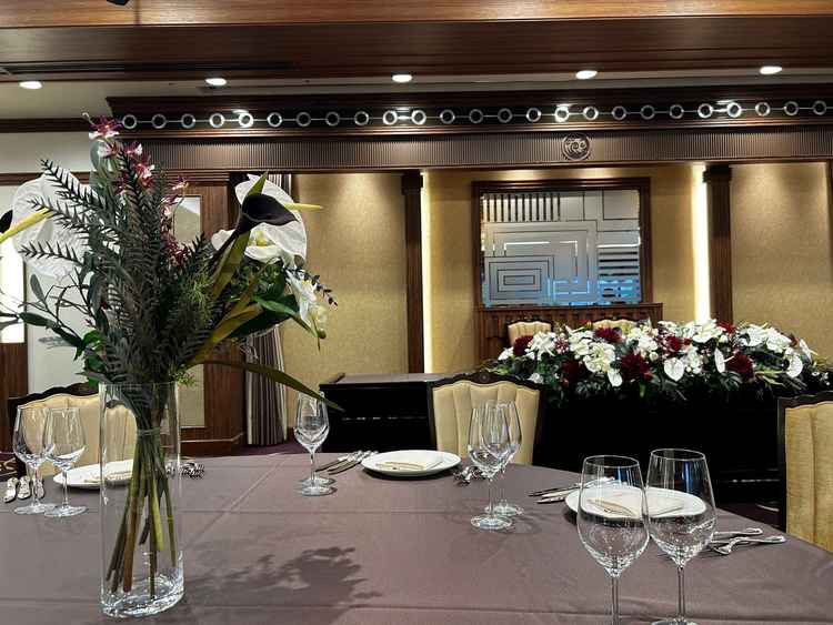 テーブル装花や装飾もシックで、光が入って綺麗な2階の披露宴会場でした