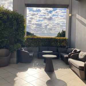 ゲスト待合室までの外の広場