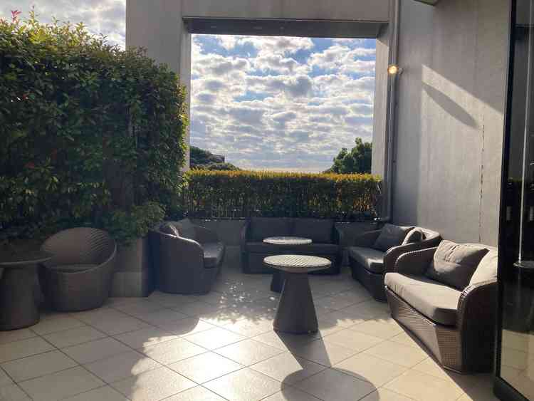 ゲスト待合室までの外の広場